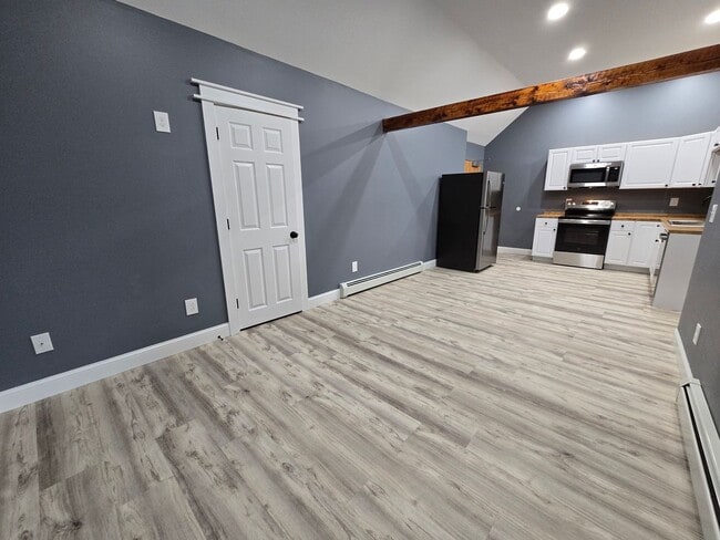 Building Photo - 319 Main St