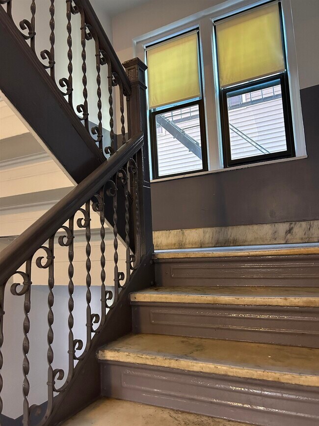 Building Photo - 287 Lawton Ave