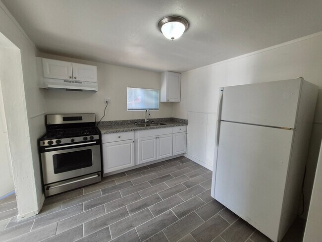 Building Photo - 383 S 7th Ave