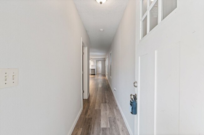 Building Photo - 1 BD available in the serene SW Hills