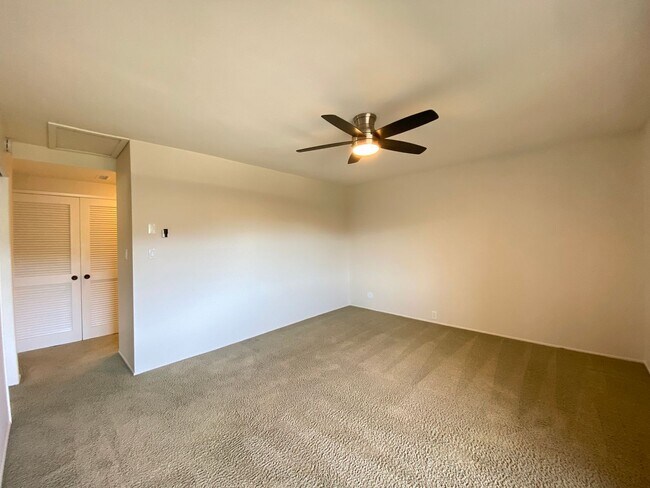 Building Photo - Beautiful corner condo in Lake San Marcos