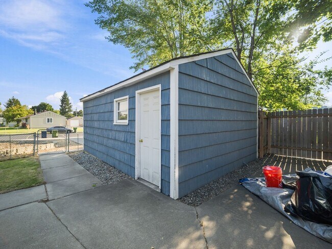 Building Photo - 6011 N Braeburn Dr