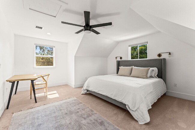 Building Photo - Experience Elegance and Comfort: Spacious ...