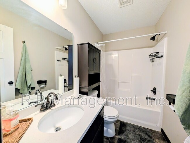 Building Photo - 5286 Greenwood Dr