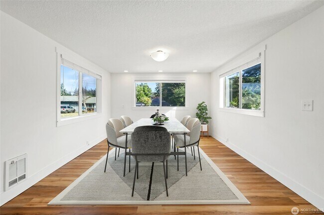 Building Photo - 9104 Highland Ave SW