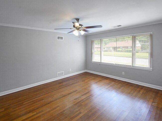 Building Photo - Newly updated 3 bed, 2 bath near U of M