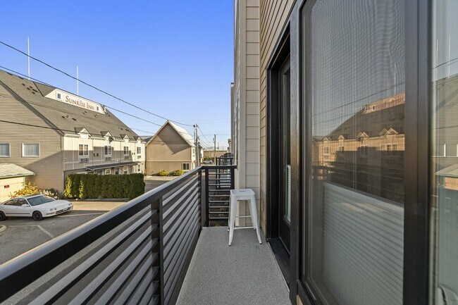 Building Photo - 910 21st St