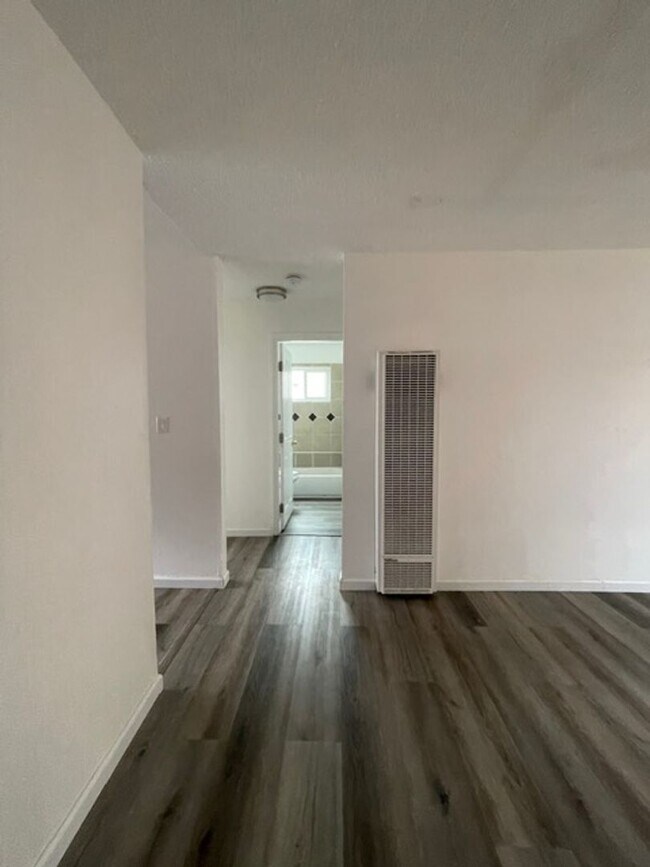 Building Photo - 2-Bedroom, 1-Bath Duet in Union City