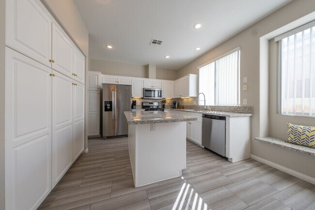 Building Photo - Spacious 4-Bed Family Home in Prime Las Vegas Location!