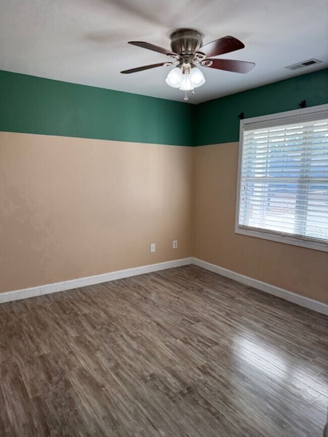 Building Photo - 3 Bedroom Home in The Landing at Folkstone- Fenced In Back Yard!