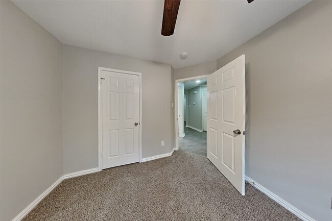 Building Photo - 4926 Linden Pl