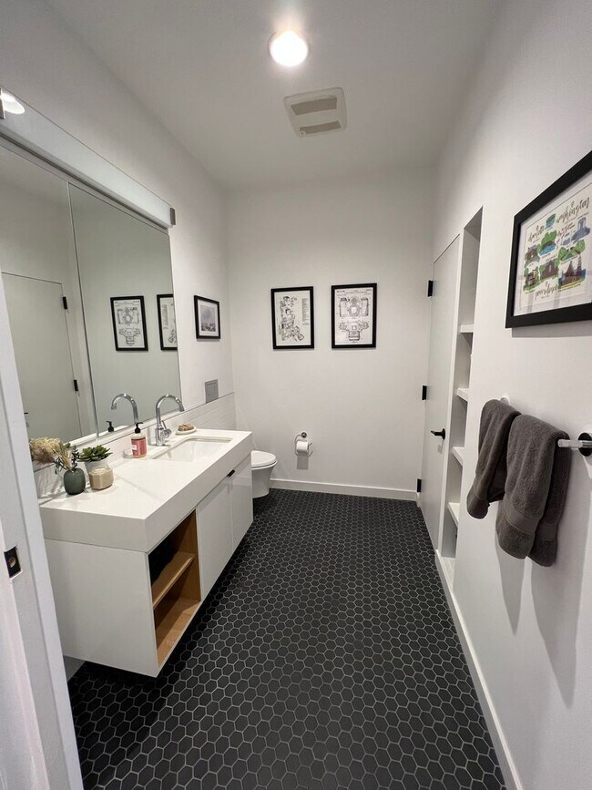Building Photo - Trendy 1 Bedroom + den in Truxton Circle| Water included!