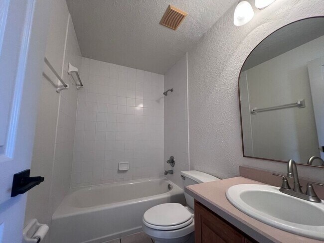 Building Photo - 2216 Garden Lake Dr