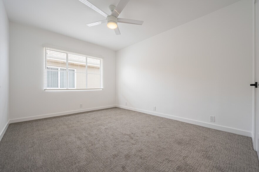 Building Photo - 3201 S Barrington Ave