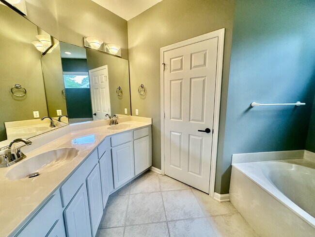 Building Photo - Spacious Open Floor Plan Home in Sun City!