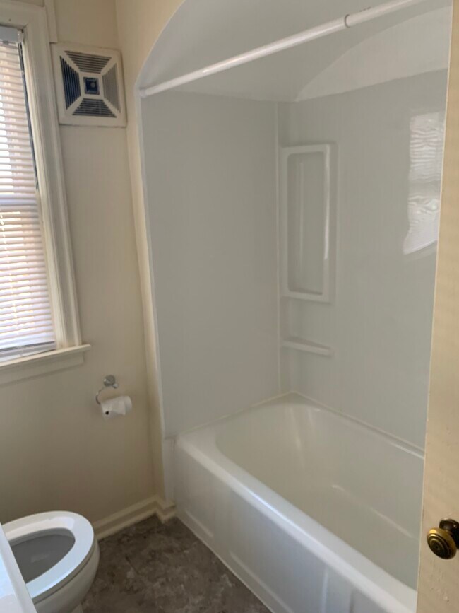 bathroom - 370 S State St