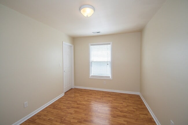 Building Photo - "Charming 3-Bedroom Retreat with 2 Full Ba...