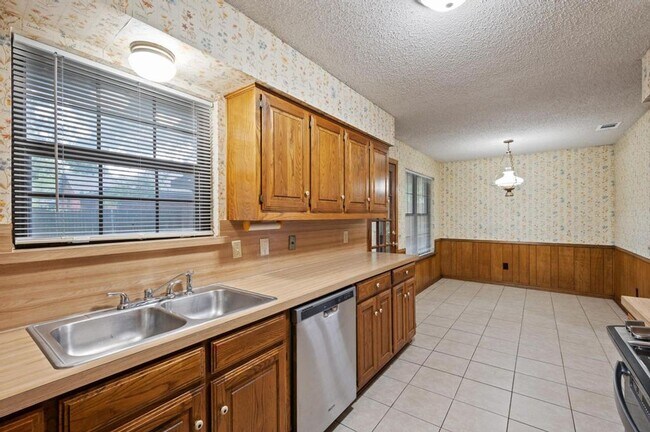 Building Photo - 504 Warbler Dr