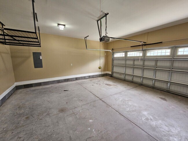 Building Photo - Fenced in 3 Bedroom Home in Southwest Commons