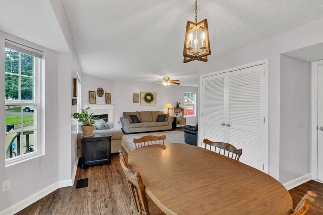 Building Photo - Three bed two bath home with 2 car garage. Less than 7 miles from airport & close to Percy Priest...