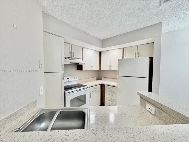 Building Photo - 3360 Pinewalk Dr N