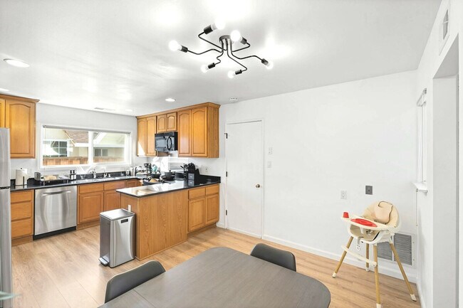 Building Photo - 2380 Aram Ave