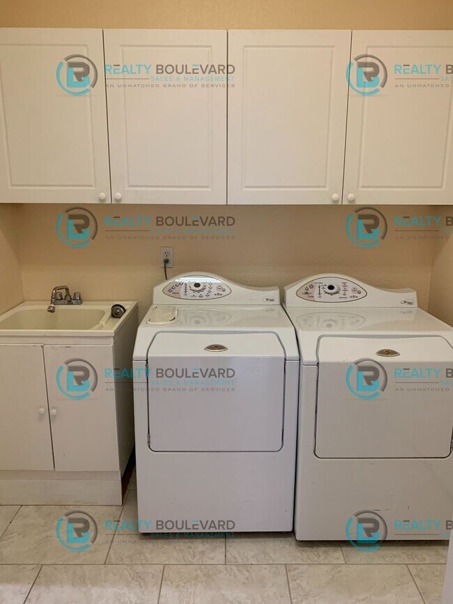 Building Photo - Beautiful 3 Bedroom, 2Bath, 3 Car Garage home in South Reno With Large Back Yard and Hot Tub!