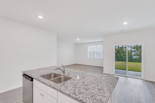 Building Photo - 4 BEDROOMS & FENCED YARD!