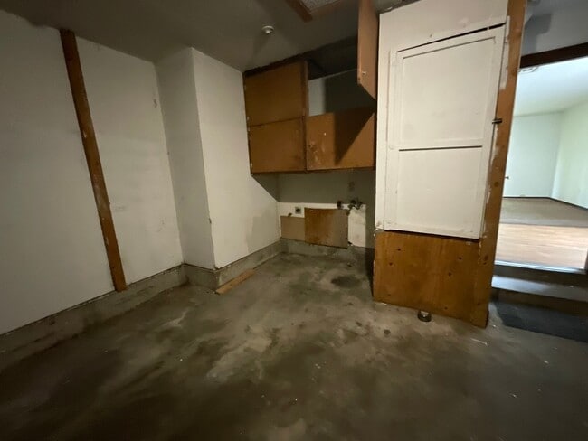 Building Photo - 3 bed, 1 1/2 bath, 2 car garage