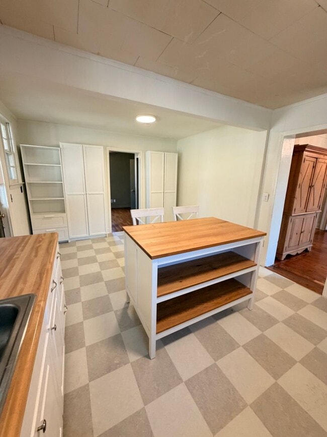 Building Photo - 3/1 House in Celanese $1,495