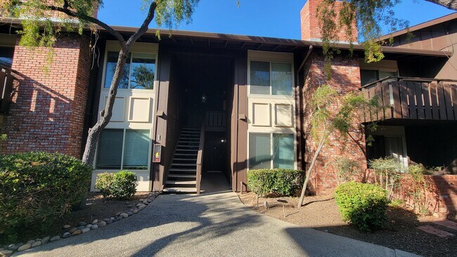 Primary Photo - 100 E Middlefield Rd
