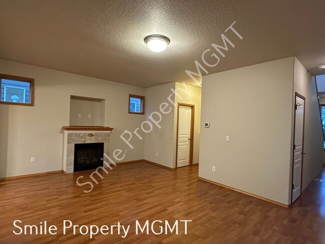 Building Photo - Lovely house with 4 bedrooms and 2.5 bathroom.