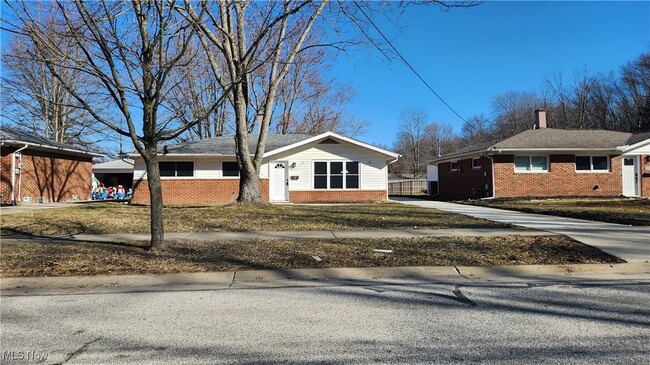 Building Photo - 223 Maplelawn Dr
