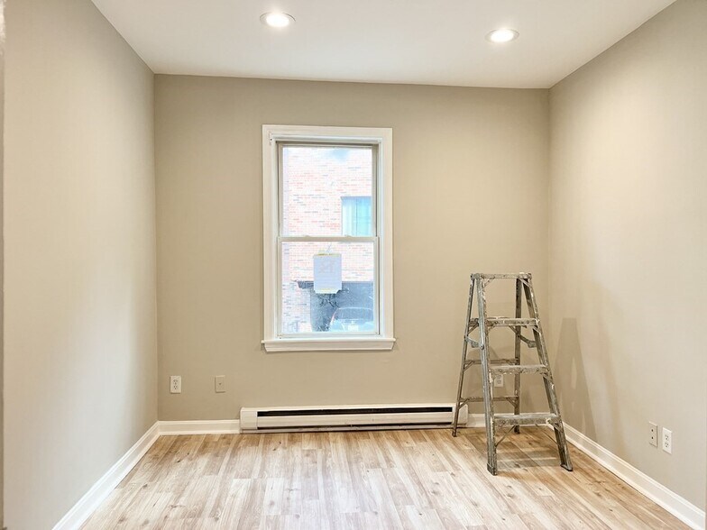 Building Photo - 570 Washington St