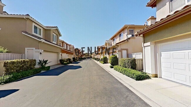 Building Photo - Spacious 3Bd 2.5Ba Home w/Den