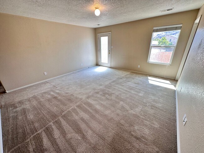 Building Photo - Stunning 3 bed, 2.5 bath, 2575 sq ft home ...