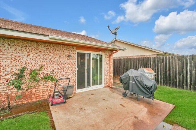 Building Photo - 922 SW 60th St