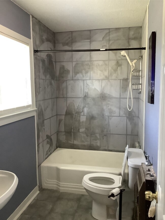 Building Photo - 715 S Market St