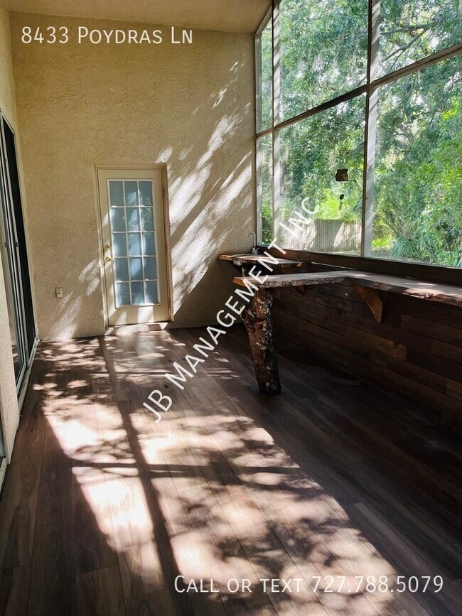 Building Photo - 8433 Poydras Ln