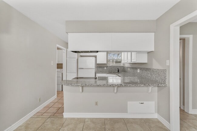 Building Photo - 10814 Sugar Hill Dr