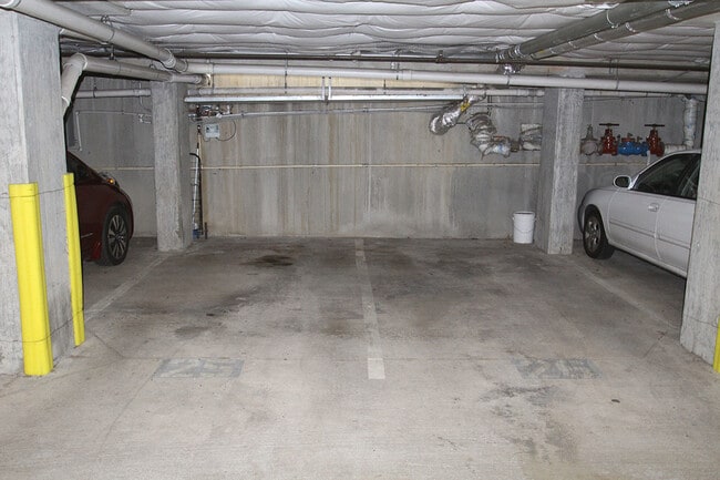 Building Photo - LIKE NEW, 1 BED, 1 BATH CONDO W HIGH END F...
