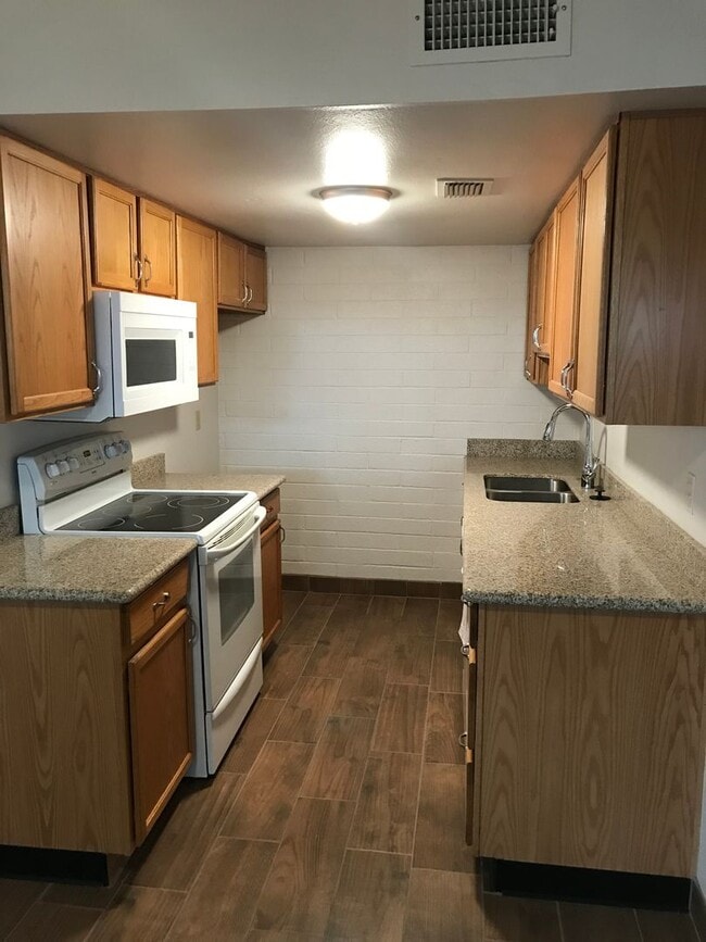 Building Photo - 2 bed 1.5 townhouse Scottsdale