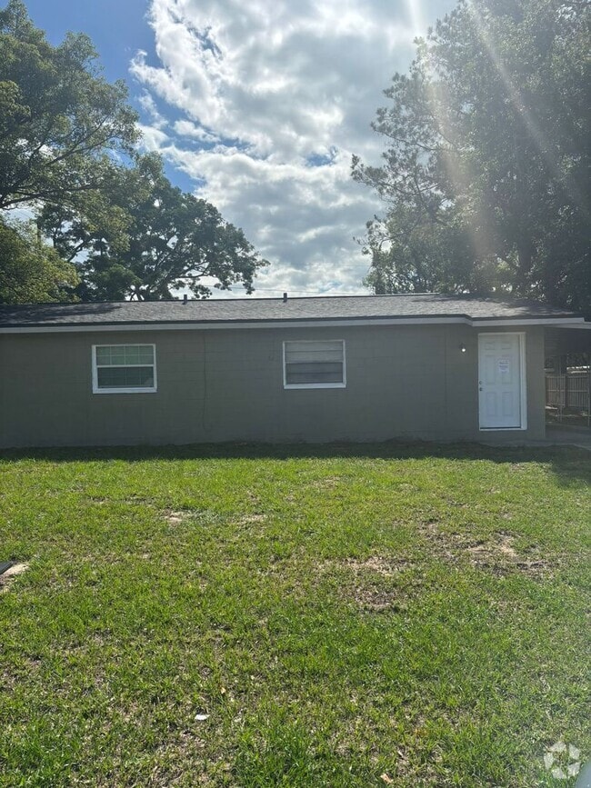 Building Photo - For Rent – Cozy 2 Bed / 1 Bath Home in Zep...