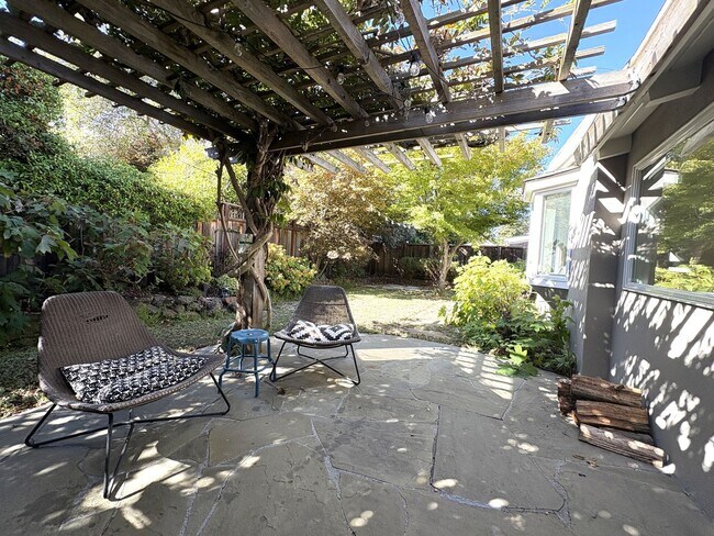 Building Photo - Beautifully Updated 5-Bedroom Home coming ...