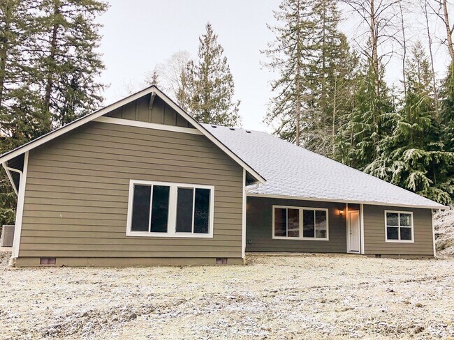 Building Photo - Beautiful 3 Bedroom rambler on a large and peaceful lot!