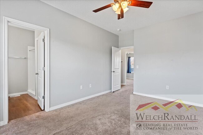 Building Photo - Beautiful Townhome in Sunset