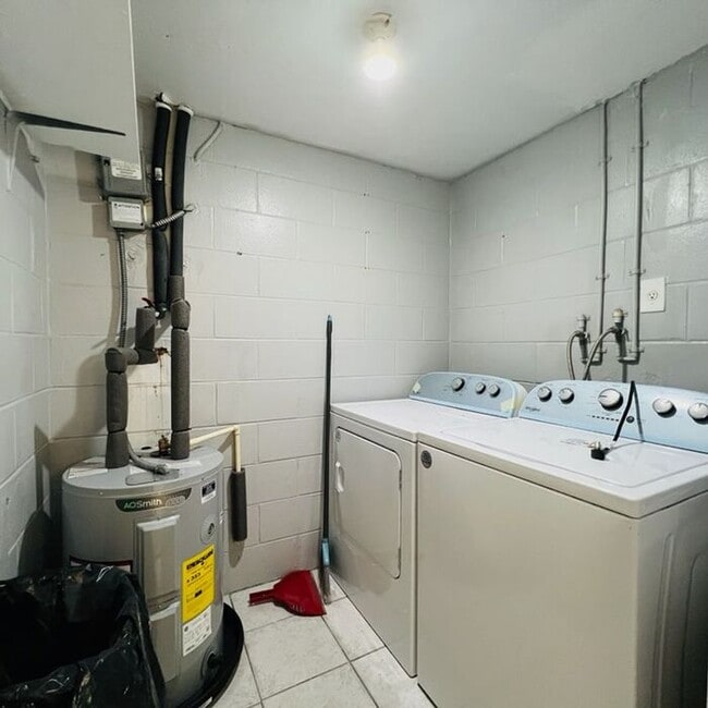 Building Photo - UCF Duplex