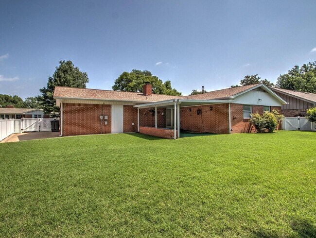 Building Photo - 3 bed 2 Bath, 2 car garage!