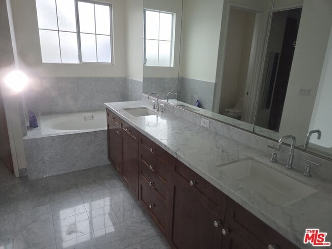 Building Photo - 5350 Playa Vista Dr