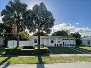 Building Photo - 10840 Westwood Lake Dr